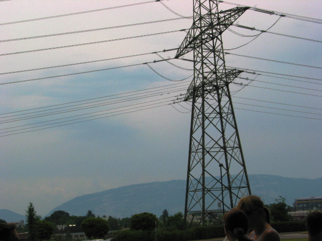 CERNiin tulee ihan jämerästi sähköä. Taustalla vuoret